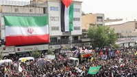 Ribuan orang berkumpul di jalan-jalan Teheran pada hari Kamis (1/8/2024) dalam prosesi pemakaman simbolis pemimpin Hamas Ismail Haniyeh. Massa berkabung atas terbunuhnya Haniyeh.