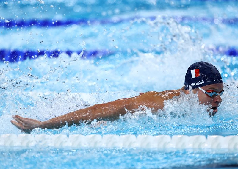 Paris 2024 Olympics - Swimming - Men's 200m Breaststroke Victory Ceremony - Paris La Defense Arena, Nanterre, France - July 31, 2024.  Gold medallist Leon Marchand of France celebrates after winning the race and setting a new Olympic record. REUTERS/Ueslei Marcelino