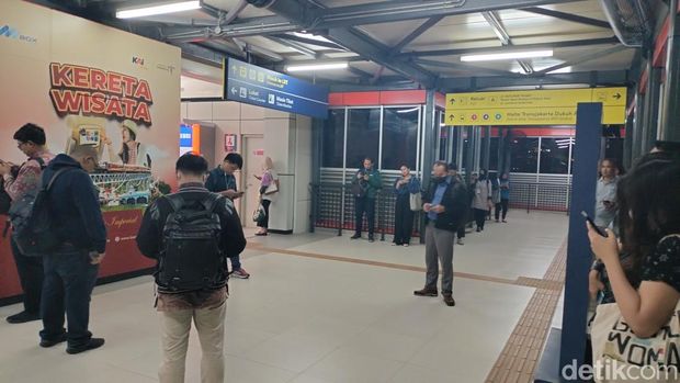 LRT Jabodebek menerapkan tarif maksimal Rp 10 ribu pada pukul 20.00 WIB ke atas. Kebijakan ini membuat sebagian penumpang rela menunggu sampai pukul 8 malam. (Astrid Meishella/detikcom)