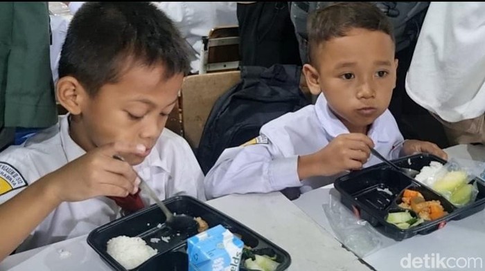makan siang bergizi gratis di sdn klampis III surabaya