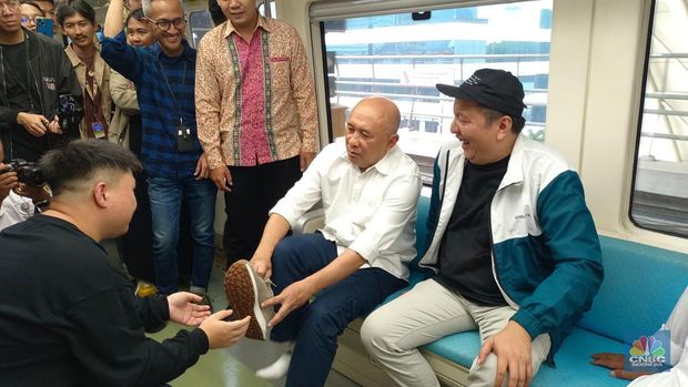 Menkop Teten Masduki naik LRT Jabodebek. (վ/Martyasri Rizky)