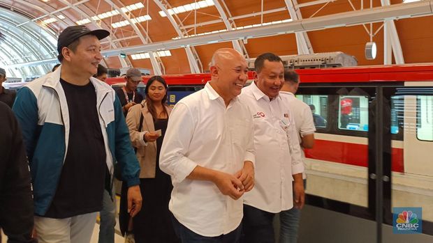Menkop Teten Masduki naik LRT Jabodebek. (CNBC Indonesia/Martyasri Rizky)