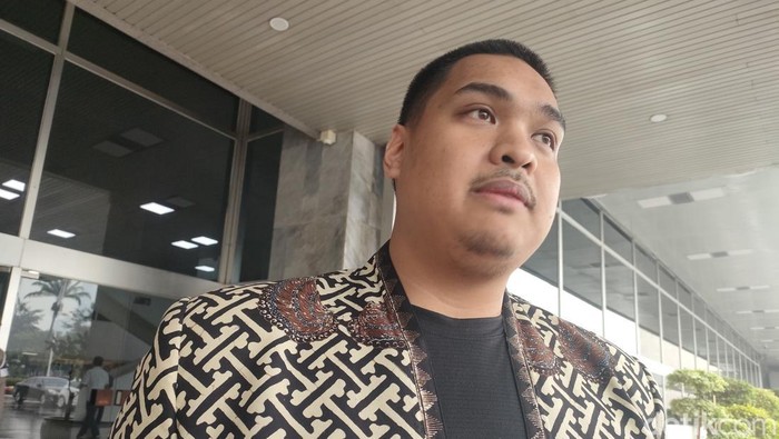Menpora Dito Ariotedjo bertemu dengan Ketua Tim Gugus Tugas Sinkronisasi Prabowo-Gibran, Sufmi Dasco Ahmad, hari ini di gedung DPR (Dwi R/detikcom)