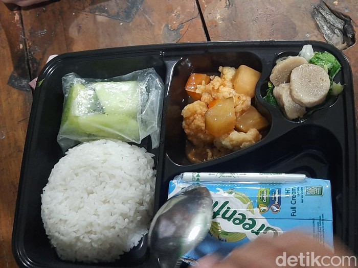 menu makanan gratis di sdn klampis surabaya
