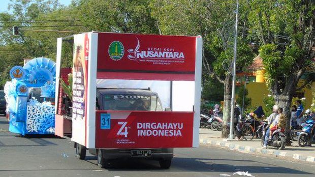 Mobil hias bentuk ragam hasil kebun kopi. (Disparpora Kota Pasuruan)