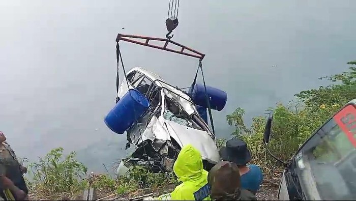 Mobil milik Encon Haloho yang terjun ke Danau Toba. (Dok. Polres Tanah Karo)