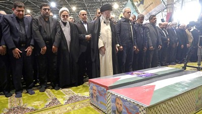 Momen Ayatollah Ali Khamenei Pimpin Salat Jenazah Ismail Haniyeh