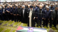 Pemimpin Tertinggi Iran, Ayatollah Ali Khamenei, memimpin salat jenazah dan doa pemakaman untuk pemimpin Hamas, Ismail Haniyeh.