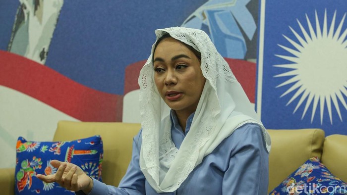 Wakil Ketua DPRD Jakarta Zita Anjani menjelaskan ketidakhadirannya dalam rapat paripurna hingga dipasangkannya dengan Anies Baswedan di Gedung DPRD, Jakarta, Kamis (1/8/2024).