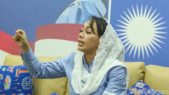 Momen Zita Anjani Jelaskan soal Bolos Paripurna DPRD tapi Pergi Pilates Wakil Ketua DPRD Jakarta Zita Anjani menjelaskan ketidakhadirannya dalam rapat paripurna hingga dipasangkannya dengan Anies Baswedan di Gedung DPRD, Jakarta, Kamis (1/8/2024).