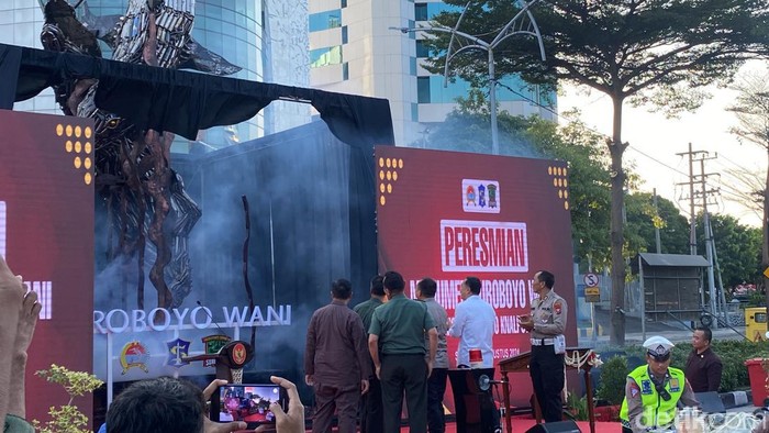 Monumen Suroboyo Wani yang terbuat dari ribuan knalpot brong hasil sitaan Polrestabes Surabaya.