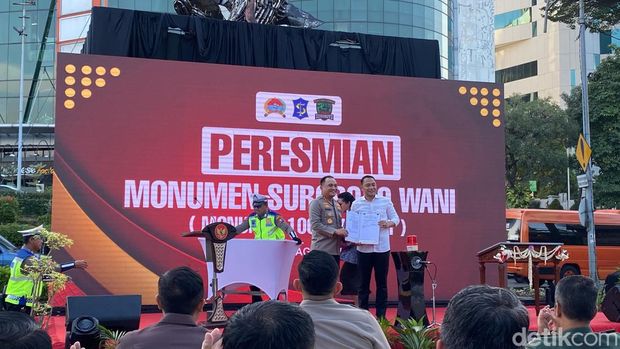 Monumen Suroboyo Wani yang terbuat dari ribuan knalpot brong hasil sitaan Polrestabes Surabaya.
