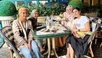 Momen seru Nisya bersama teman-temannya juga tampak dibagikan ketika menikmati brunch. Brunch itu dilakukannya di restoran yang ada di Plaza Senayan. Foto: Instagram @nissyaa