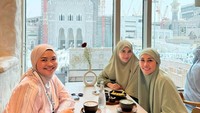 Saat menunaikan ibadah haji lalu, Nisya juga mengabadikan momennya ngopi bersama sang adik di sebuah restoran. Begini momen mereka! Foto: Instagram @nissyaa