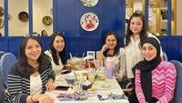 Momen Nisya makan bersama teman-temannya juga kerap dibagikan. Mereka tampak menikmati hidangan di sebuah restoran. Foto: Instagram @nissyaa