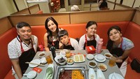 Begini momen Nisya dan sang suami ketika menikmati hot pot. Ia mengajak ketiga anaknya saat makan hot pot di Haidilao. Foto: Instagram @nissyaa