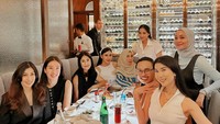Begini gaya Nisya yang tampak anggun ketika makan cantik di sebuah restoran. Mereka menikmai beragam hidangan berupa steak dan roti. Foto: Instagram @nissyaa
