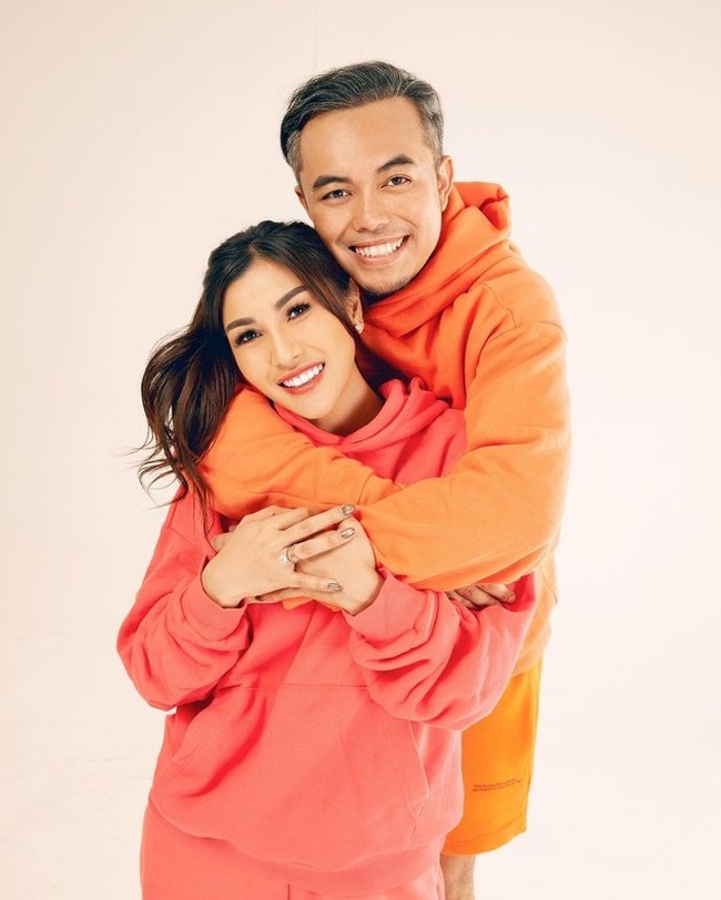 Mengenakan pakaian berwarna senada saat pemotretan, keduanya tampak memamerkan pose mesra mereka. Kini rumah tangga keduanya terancam akan segera bubar. Foto: Instagram Nisya Ahmad