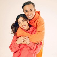 Mengenakan pakaian berwarna senada saat pemotretan, keduanya tampak memamerkan pose mesra mereka. Kini rumah tangga keduanya terancam akan segera bubar. Foto: Instagram Nisya Ahmad