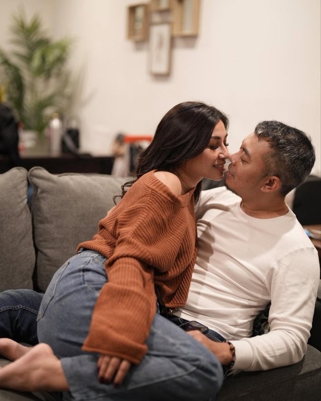 Nisya dan Andika sebelumnya telah menikah pada 31 Januari 2009, saat usia Nisya masih 19 tahun. Dari pernikahan tersebut keduanya sudah dikaruniai 3 orang anak. Foto: Instagram Nisya Ahmad