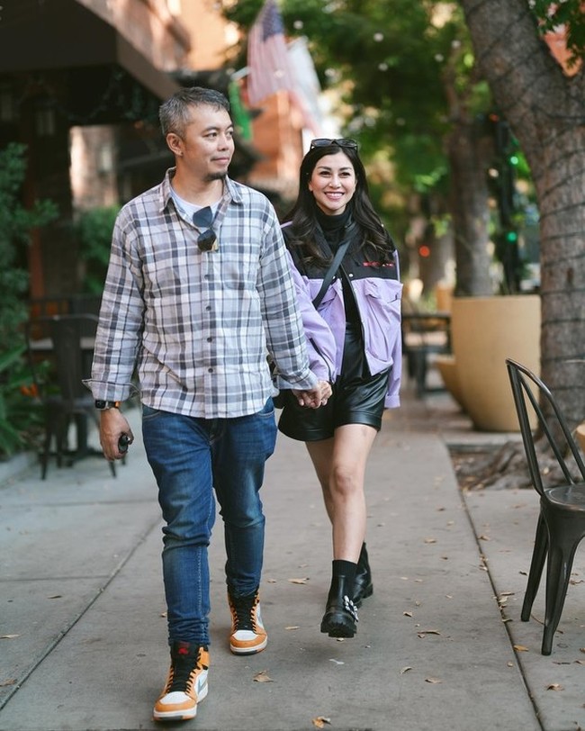 Setelah 15 tahun berumah tangga, adik kandung Raffi Ahmad, Nisya Ahmad, dikabarkan menggugat cerai suaminya, Andika Rosadi. Kabar tersebut sudah dibenarkan oleh pihak Pengadilan Agama, Jakarta Selatan. Foto: Instagram Nisya Ahmad