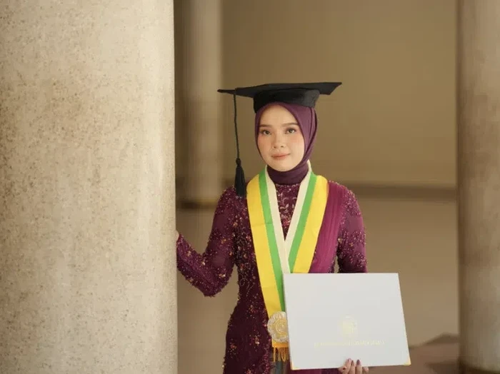 Nurul, lulusan S2 UGM dengan IPK 4.00