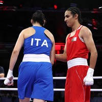 Imane Khelif hanya membutuhkan 46 detik untuk membuat Carina mundur sebelum akhirnya menangis tersedu-sedu di ring tinju. Berdasarkan penuturan Carina, hidungnya terluka parah setelah mendapat dua pukulan dari Imane. Wanita itu mengalami patah hidung dan kesakitan yang luar biasa sehingga tidak dapat melanjutkan pertandingannya. Ketika itu, Angela Carina menolak bersalaman dengan Imane. Foto: Getty Images/Richard Pelham