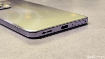 Bagian bawah terdapat speaker, port USB-C dan slot SIM card. Foto: Adi Fida Rahman/detikINET