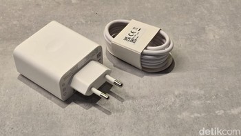 Dalam paket penjualannya diberikan adaptor Super VOOC 80W. Foto: Adi Fida Rahman/detikINET