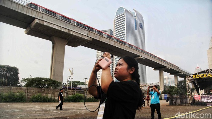 Pameran Jakcloth Summer Fest 2024 Sejumlah pengunjung menikmati pameran Jakcloth Summer Fest di Smesco, Jakarta, Kamis (1/7/2024). Pameran yang menyajikan busana pakaian dari berbagai desainer lokal dan penampilan band lokal itu berlangsung dari 1 - 4 Agustus 2024. Kebanyakan adalah busana pria dengan harga terjangkau. Pameran itu diharapkan dapat menumbuhkan ekonomi di bidang UMKM.