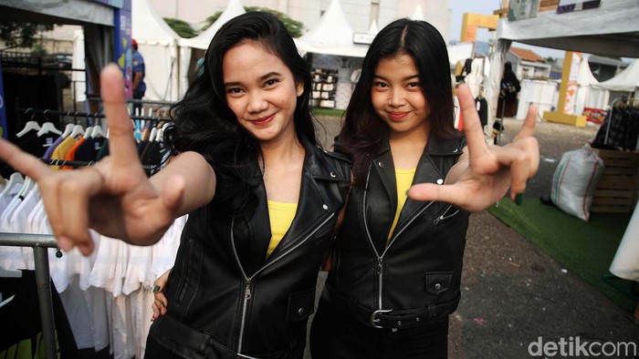 Sejumlah pengunjung menikmati pameran Jakcloth Summer Fest di Smesco, Jakarta, Kamis (1/7/2024). Pameran yang menyajikan busana pakaian dari berbagai desainer lokal dan penampilan band lokal itu berlangsung dari 1 - 4 Agustus 2024. Kebanyakan adalah busana pria  dengan harga terjangkau. Pameran itu diharapkan dapat menumbuhkan ekonomi di bidang UMKM.