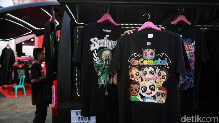 Sejumlah pengunjung menikmati pameran Jakcloth Summer Fest di Smesco, Jakarta, Kamis (1/7/2024). Pameran yang menyajikan busana pakaian dari berbagai desainer lokal dan penampilan band lokal itu berlangsung dari 1 - 4 Agustus 2024. Kebanyakan adalah busana pria  dengan harga terjangkau. Pameran itu diharapkan dapat menumbuhkan ekonomi di bidang UMKM.