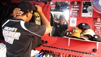 Mulai dari kaos hingga topi karya desainer lokal dipamerkan di Jakcloth Summer Fest 2024.  
