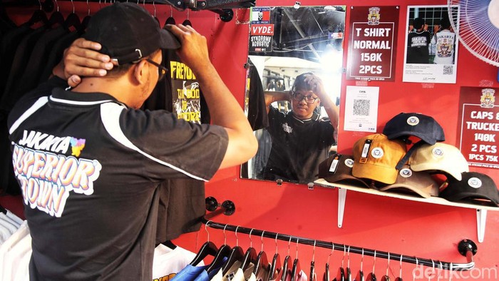 Pameran Jakcloth Summer Fest 2024 Sejumlah pengunjung menikmati pameran Jakcloth Summer Fest di Smesco, Jakarta, Kamis (1/7/2024). Pameran yang menyajikan busana pakaian dari berbagai desainer lokal dan penampilan band lokal itu berlangsung dari 1 - 4 Agustus 2024. Kebanyakan adalah busana pria dengan harga terjangkau. Pameran itu diharapkan dapat menumbuhkan ekonomi di bidang UMKM.