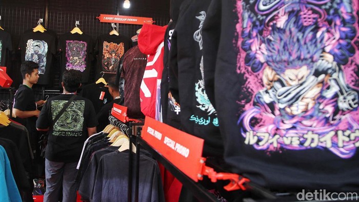 Pameran Jakcloth Summer Fest 2024 Sejumlah pengunjung menikmati pameran Jakcloth Summer Fest di Smesco, Jakarta, Kamis (1/7/2024). Pameran yang menyajikan busana pakaian dari berbagai desainer lokal dan penampilan band lokal itu berlangsung dari 1 - 4 Agustus 2024. Kebanyakan adalah busana pria dengan harga terjangkau. Pameran itu diharapkan dapat menumbuhkan ekonomi di bidang UMKM.