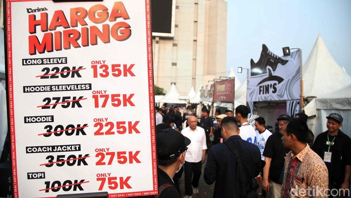 Pameran Jakcloth Summer Fest 2024 Sejumlah pengunjung menikmati pameran Jakcloth Summer Fest di Smesco, Jakarta, Kamis (1/7/2024). Pameran yang menyajikan busana pakaian dari berbagai desainer lokal dan penampilan band lokal itu berlangsung dari 1 - 4 Agustus 2024. Kebanyakan adalah busana pria dengan harga terjangkau. Pameran itu diharapkan dapat menumbuhkan ekonomi di bidang UMKM.