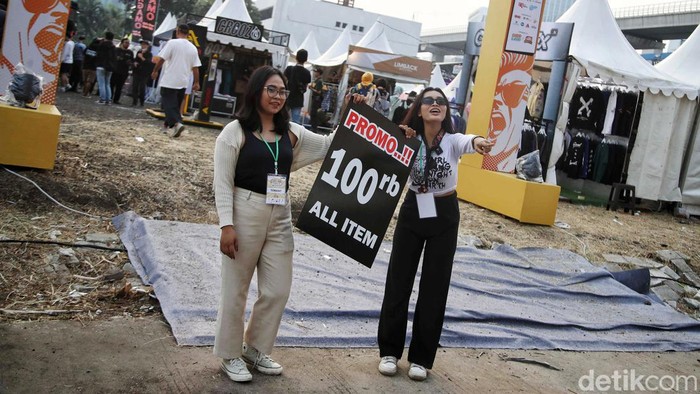 Pameran Jakcloth Summer Fest 2024 Sejumlah pengunjung menikmati pameran Jakcloth Summer Fest di Smesco, Jakarta, Kamis (1/7/2024). Pameran yang menyajikan busana pakaian dari berbagai desainer lokal dan penampilan band lokal itu berlangsung dari 1 - 4 Agustus 2024. Kebanyakan adalah busana pria dengan harga terjangkau. Pameran itu diharapkan dapat menumbuhkan ekonomi di bidang UMKM.
