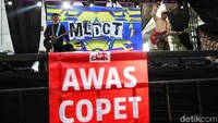 Jakcloth Summer Fest juga dimeriahkan dengan penampilan ban-band Tanah Air.  
