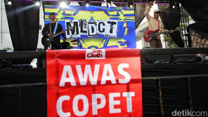 Pameran Jakcloth Summer Fest 2024 Sejumlah pengunjung menikmati pameran Jakcloth Summer Fest di Smesco, Jakarta, Kamis (1/7/2024). Pameran yang menyajikan busana pakaian dari berbagai desainer lokal dan penampilan band lokal itu berlangsung dari 1 - 4 Agustus 2024. Kebanyakan adalah busana pria dengan harga terjangkau. Pameran itu diharapkan dapat menumbuhkan ekonomi di bidang UMKM.