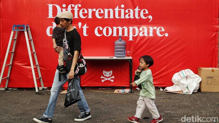 Pameran Jakcloth Summer Fest 2024 Sejumlah pengunjung menikmati pameran Jakcloth Summer Fest di Smesco, Jakarta, Kamis (1/7/2024). Pameran yang menyajikan busana pakaian dari berbagai desainer lokal dan penampilan band lokal itu berlangsung dari 1 - 4 Agustus 2024. Kebanyakan adalah busana pria dengan harga terjangkau. Pameran itu diharapkan dapat menumbuhkan ekonomi di bidang UMKM.