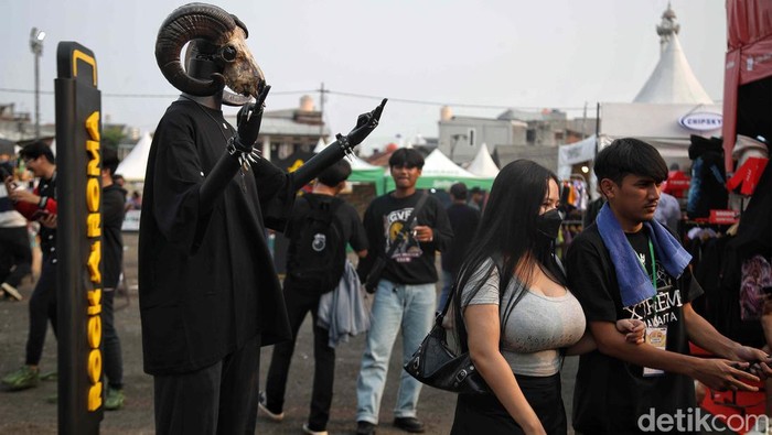 Pameran Jakcloth Summer Fest 2024 Sejumlah pengunjung menikmati pameran Jakcloth Summer Fest di Smesco, Jakarta, Kamis (1/7/2024). Pameran yang menyajikan busana pakaian dari berbagai desainer lokal dan penampilan band lokal itu berlangsung dari 1 - 4 Agustus 2024. Kebanyakan adalah busana pria dengan harga terjangkau. Pameran itu diharapkan dapat menumbuhkan ekonomi di bidang UMKM.