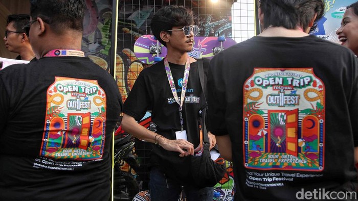 Pameran Jakcloth Summer Fest 2024 Sejumlah pengunjung menikmati pameran Jakcloth Summer Fest di Smesco, Jakarta, Kamis (1/7/2024). Pameran yang menyajikan busana pakaian dari berbagai desainer lokal dan penampilan band lokal itu berlangsung dari 1 - 4 Agustus 2024. Kebanyakan adalah busana pria dengan harga terjangkau. Pameran itu diharapkan dapat menumbuhkan ekonomi di bidang UMKM.