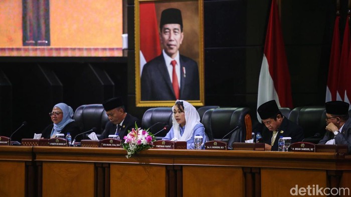DPRD DKI Jakarta menggelar rapat paripurna terkait Raperda tentang RTRW Provinsi DKI 2024-2044. Rapat membahas soal Raperda RTRW DKI Jakarta Tahun 2024-2044.