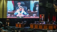 Selain Zita, rapat dihadiri oleh lima pimpinan DPRD DKI Jakarta lainnya, yaitu Ketua DPRD DKI Jakarta Prasetio Edi Marsudi, beserta ketiga Wakil Ketua DPRD lainnya yakni Rany Mauliani, Khoirudin, dan Misan Samuri.  