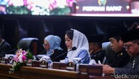 Rapat paripurna dimulai sekitar pukul 14.20 WIB.  