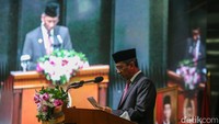 Penjabat (Pj) Gubernur DKI Jakarta Heru Budi Hartono menyampaikan pidato soal Raperda RTRW di paripurna DPRD DKI Jakarta.  
