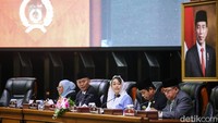 Dalam forum rapat, Zita mengklarifikasi soal kabar dirinya bolos rapat paripurna sebelumnya untuk pergi mengikuti pilates.  
