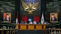 Awalnya, anggota DPRD DKI Jakarta Lukmanul Hakim mengajukan interupsi di tengah rapat. Politikus PAN itu meminta penjelasan soal absennya Zita dalam rapat paripurna pada Senin (29/7) lalu dan dikabarkan memilih pergi untuk melakukan pilates.  