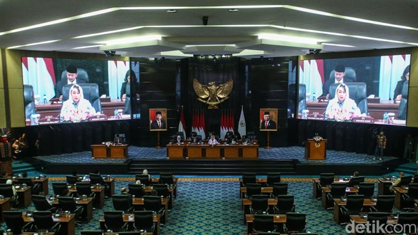 Paripurna DPRD DKI Bahas Raperda RTRW-Singgung Zita Bolos Pergi Pilates