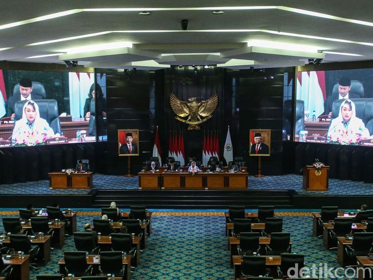 Paripurna DPRD DKI Bahas Raperda RTRW-Singgung Zita Bolos Pergi Pilates